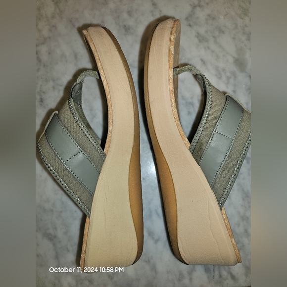 Clark's Cloudstepper Sage Green Thong Sandals - Picture 9 of 10